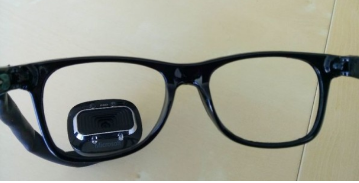 第一款可穿戴、易于使用、屏幕较少的AI医疗设备EyeControl